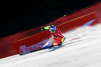 Marco Odermatt beim Skifahren mit hoher Geschwindigkeit in Kitzbühel, Österreich, während der Saison 2024 2025