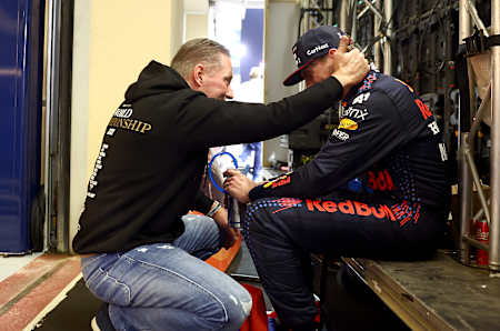 Jos Verstappen habla con Max Verstappen durante una carrera de Fórmula 1.
