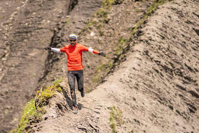 Grégory Vollet a battu le record du monde du double kilomètre vertical en descente en 42 minutes et 28 secondes, sous l'Aiguille de Varan, en Haute-Savoie.