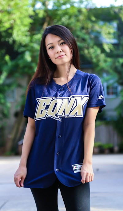 EQNXのシャツを着たTran