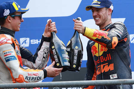 Álex Márquez y Pol Espargaró en el podio del Gran Premio de Francia en el circuito de Le Mans, el 11 de octubre de 2020.