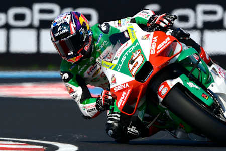 Johann Zarco pilote sa moto lors d'un Grand Prix de MotoGP.