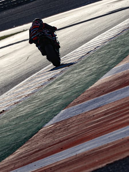 Le pilote de MotoGP Jack Miller roule sur sa moto à Valence pour des essais, en 2023. 