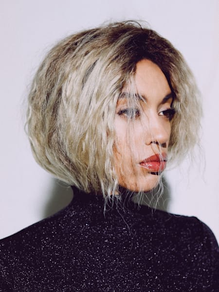 The daughter of an a cappella singer and a sound engineer, Jetta knows a thing or two about songwriting.