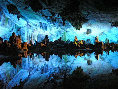 Les lacs souterrains de la Reed Flute Cave sont comme des miroirs pour les sculptures de calcaire.