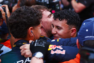 El francés Isack Hadjar, tercer clasificado, y el equipo Oracle Red Bull Racing celebran con su equipo durante el Gran Premio de F1 de Mónaco en el Circuito de Mónaco. 