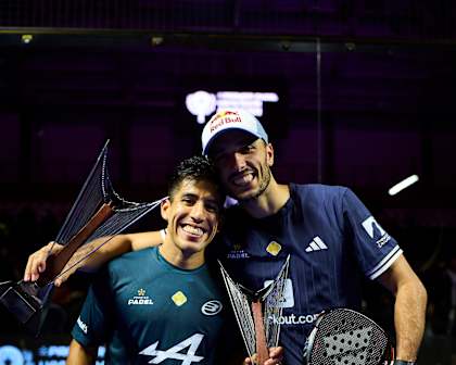 Federico Chingotto und Alejandro Galán feiern mit ihren Siegerpokalen beim Premier Padel P2 Asunción in Paraguay.