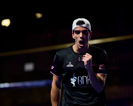 Juan Lebron célèbre un point lors des quarts de finale du Motorola Razr Miami Premier Padel P1 2025, mettant en avant sa détermination sur le terrain.