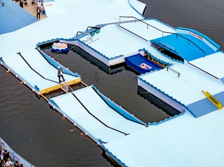 Wes Kremer legt eine Schicht bei Red Bull Pool Drop in München ein.