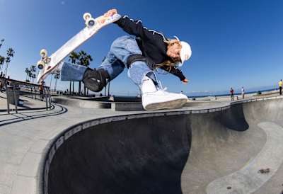 Američka skejterka Sky Brown izvodi trik u američkom skateparku (2026).