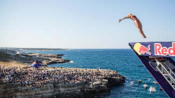 La plongeuse Lysanne Richard s'élance de la plateforme pendant les Red Bull Cliff Diving World Series.