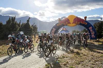 Los competidores comienzan la prueba en Wanaka, Nueva Zelanda, el 20 de enero de 2018.