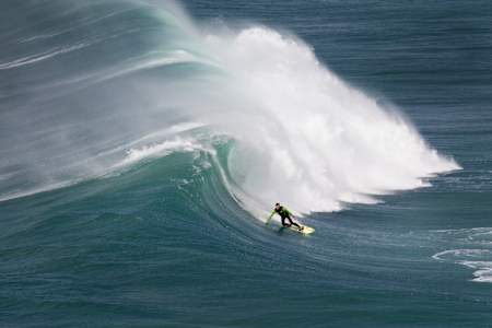 Carlos Burle dropando uma onda em Nazaré