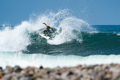 Surf-Profi Leon Glatzer surft beim den ISA World Games in El Salvador.