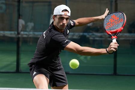 Ale Galán spielt Padel in Madrid.