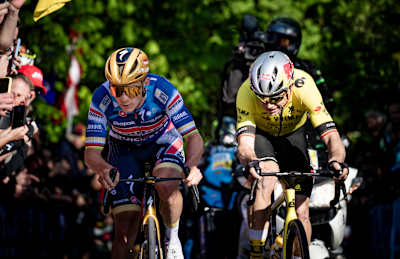 Wout van Aert i Remco Evenepoel pędzą ramię w ramię pod wznoszącą się stromo brukowaną ulicą Moskesstraat, walcząc o zwycięstwo podczas 65. edycji wyścigu De Brabantse Pijl.