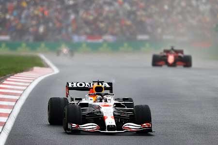 Verstappen, Leclerc'in önünde