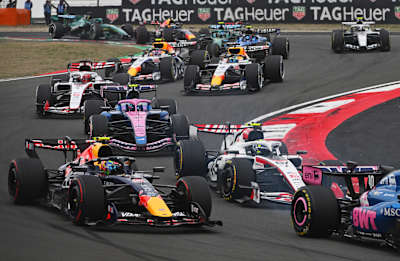 Max Verstappen se ve en el Gran Premio de China 2026, entre muchos otros coches que se disputan la posición