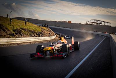 Max Verstappen sjeest door de Arie Luyendykbocht