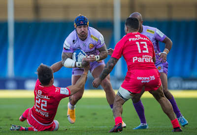 Le joueur de rugby Jack Nowell en pleine action face à Toulouse lors de la demi-finale de Champions Cup 2020.