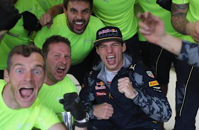 Max Verstappen festeggia il terzo posto con la sua squadra durante il Gran Premio di Formula Uno del Brasile all'Autodromo Jose Carlos Pace il 13 novembre 2016 a San Paolo, Brasile. 