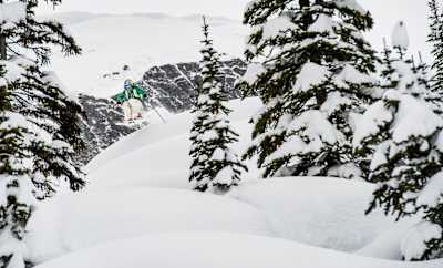 Michelle Parker fährt im Backcountry in Chatter Creek, British Columbia.