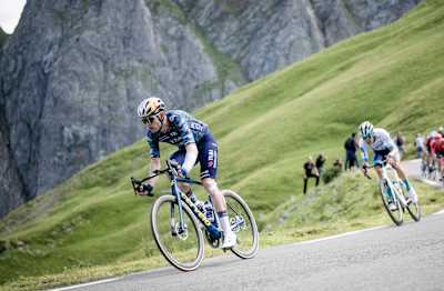 Wout van Aert baja en bicicleta una colina durante una etapa del Tour de Francia.