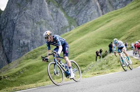 Wout van Aert fährt während einer Etappe der Tour de France mit dem Fahrrad einen Hügel hinunter.