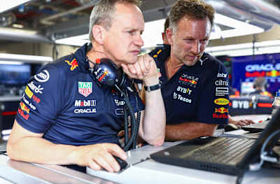 Monaghan in de garage met Horner