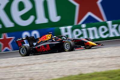 Sebastián Montoya guiando o seu Hitech Pulse-Eight