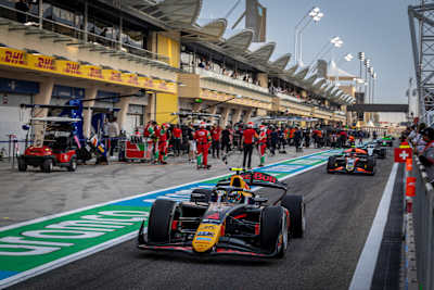 Arvid Lindblad #4 Campos Racing počas 2. kola šampionátu FIA Formula 2 na okruhu Bahrain International Circuit v Bahrajne 11. - 13. apríla 2025.