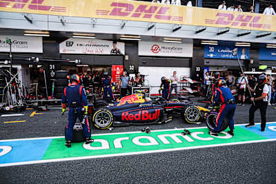 Monopost tímu Red Bull Racing počas zastávky v boxoch v rámci F2.