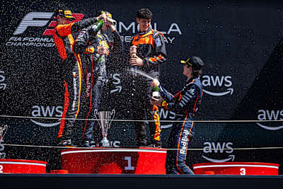 Nikola Tsolov a Tim Tramnitz počas 3. kola šampionátu FIA Formula 3 na talianskom okruhu v Imole 16. - 18. mája 2025.