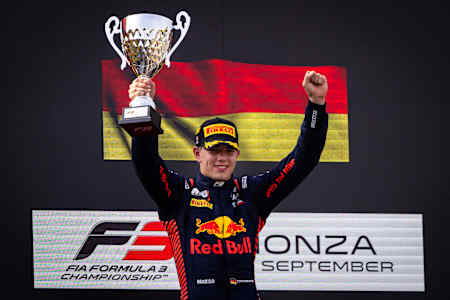 Tim Tramnitz posiert mit dem Pokal auf dem Podium beim Formel-3-Rennen in Monza.