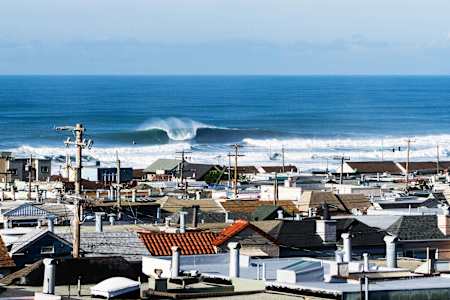 A shot of the waves breaking in San Francisco. 