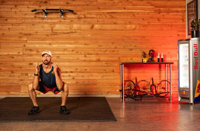 Terry Adams se ejercita en el gimnasio de su casa en Hammond, LA, EEUU, el 5 de marzo de 2024. 