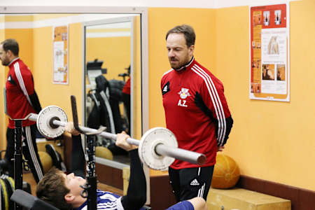 Si vous êtes débutant en musculation, une séance de coaching individuelle peut vous aider à accroître votre confiance et améliorer votre technique de lever de poids.