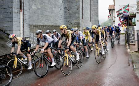 Radfahrer auf der Tour de France-Etappe zwischen Vitoria-Gasteiz und San Sébastián in Spanien im Jahr 2023.