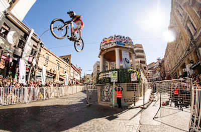 Sebastián Holguín on his way to setting a new course record at Red Bull Valparaiso Cerro Abajo 2026. 