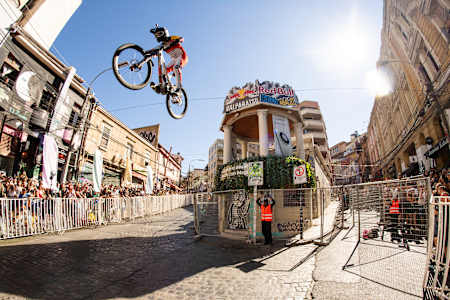 Sebastián Holguín a punto de batir un nuevo récord del circuito Red Bull Valparaíso Cerro Abajo 2026. 