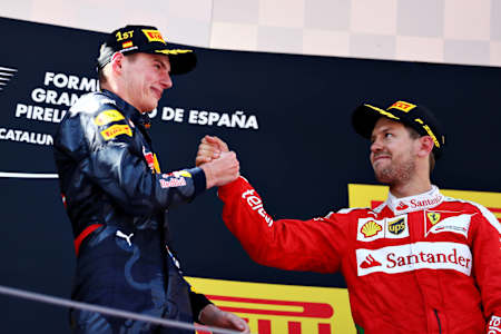 Max Verstappen es felicitado por su primera victoria en F1 por Sebastian Vettel durante el Gran Premio de España de F1 en el Circuit de Catalunya el 15 de mayo de 2016 en Montmeló, España.