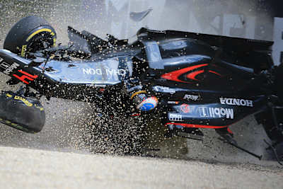 Alonso wyszedł z tej kraksy prawie bez szwanku Alonso wyszedł z tej kraksy prawie bez szwanku