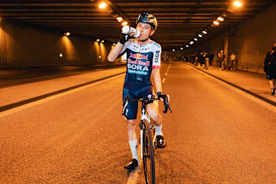 Red Bull - BORA - hansgrohe bisikletçisi Laurence Pithie, 2025 Almanya Bisiklet Turu'nun ikinci etabı sırasında Essen'deki bir tünelde ilerliyor.