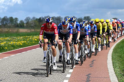 Red Bull - BORA - hansgrohe kontrolliert das Amstel Race den ganzen Tag.