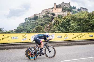 Matteo Sobrero en acción durante la contrarreloj del Tour de Francia 2024, en la Costa Azul, cerca del pueblo de Èze.