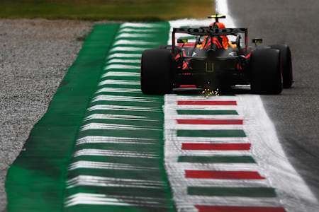 Le pilote mexicain Sergio Pérez roule sur le circuit de Monza lors di Grand Prix d'Italie de Formule 1 2022.