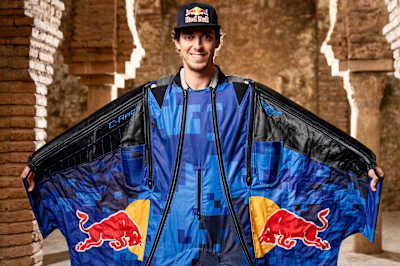 ウイングスーツを着用したダニ・ロマン