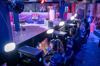 La Karmine Corp lors du premier jour du tournoi Red Bull Instalock sur Valorant à la Red Bull Gaming Sphere, à Londres.