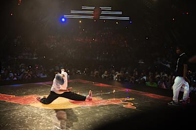 THE D Soraki does the split in the battle against King DaVinci