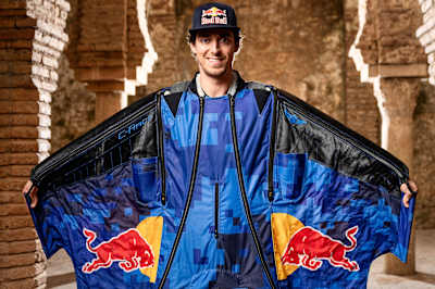 ウイングスーツを着用したダニ・ロマン